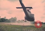 Immagine di Soldati feriti trasferito in aereo tramite UH-1 Huey elicottero Saigon Vietnam Cu Chi, 1966, secondo 61 filmato di repertorio 65675060266