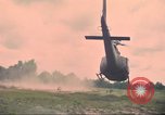Immagine di Soldati feriti trasferito in aereo tramite UH-1 Huey elicottero Saigon Vietnam Cu Chi, 1966, secondo 62 filmato di repertorio 65675060266