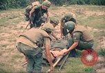 Immagine di Bell UH-1B Iroquois Huey elicottero airlifts feriti Saigon Vietnam Cu Chi, 1966, secondo 7 filmato di repertorio 65675060267
