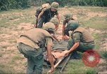 Immagine di Bell UH-1B Iroquois Huey elicottero airlifts feriti Saigon Vietnam Cu Chi, 1966, secondo 8 filmato di repertorio 65675060267