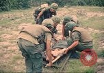 Immagine di Bell UH-1B Iroquois Huey elicottero airlifts feriti Saigon Vietnam Cu Chi, 1966, secondo 9 filmato di repertorio 65675060267