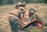 Immagine di Bell UH-1B Iroquois Huey elicottero airlifts feriti Saigon Vietnam Cu Chi, 1966, secondo 10 filmato di repertorio 65675060267
