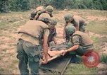 Immagine di Bell UH-1B Iroquois Huey elicottero airlifts feriti Saigon Vietnam Cu Chi, 1966, secondo 11 filmato di repertorio 65675060267