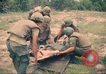 Immagine di Bell UH-1B Iroquois Huey elicottero airlifts feriti Saigon Vietnam Cu Chi, 1966, secondo 12 filmato di repertorio 65675060267