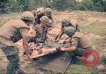 Immagine di Bell UH-1B Iroquois Huey elicottero airlifts feriti Saigon Vietnam Cu Chi, 1966, secondo 13 filmato di repertorio 65675060267