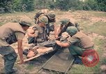 Immagine di Bell UH-1B Iroquois Huey elicottero airlifts feriti Saigon Vietnam Cu Chi, 1966, secondo 14 filmato di repertorio 65675060267
