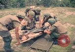 Immagine di Bell UH-1B Iroquois Huey elicottero airlifts feriti Saigon Vietnam Cu Chi, 1966, secondo 15 filmato di repertorio 65675060267