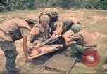 Immagine di Bell UH-1B Iroquois Huey elicottero airlifts feriti Saigon Vietnam Cu Chi, 1966, secondo 16 filmato di repertorio 65675060267