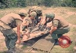 Immagine di Bell UH-1B Iroquois Huey elicottero airlifts feriti Saigon Vietnam Cu Chi, 1966, secondo 17 filmato di repertorio 65675060267