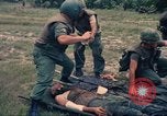 Immagine di Bell UH-1B Iroquois Huey elicottero airlifts feriti Saigon Vietnam Cu Chi, 1966, secondo 18 filmato di repertorio 65675060267