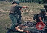 Immagine di Bell UH-1B Iroquois Huey elicottero airlifts feriti Saigon Vietnam Cu Chi, 1966, secondo 19 filmato di repertorio 65675060267