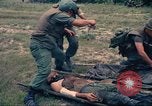 Immagine di Bell UH-1B Iroquois Huey elicottero airlifts feriti Saigon Vietnam Cu Chi, 1966, secondo 20 filmato di repertorio 65675060267