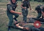 Immagine di Bell UH-1B Iroquois Huey elicottero airlifts feriti Saigon Vietnam Cu Chi, 1966, secondo 21 filmato di repertorio 65675060267