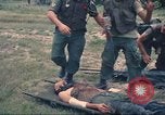 Immagine di Bell UH-1B Iroquois Huey elicottero airlifts feriti Saigon Vietnam Cu Chi, 1966, secondo 22 filmato di repertorio 65675060267