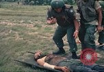 Immagine di Bell UH-1B Iroquois Huey elicottero airlifts feriti Saigon Vietnam Cu Chi, 1966, secondo 23 filmato di repertorio 65675060267