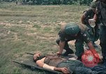 Immagine di Bell UH-1B Iroquois Huey elicottero airlifts feriti Saigon Vietnam Cu Chi, 1966, secondo 24 filmato di repertorio 65675060267