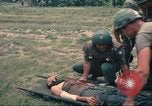 Immagine di Bell UH-1B Iroquois Huey elicottero airlifts feriti Saigon Vietnam Cu Chi, 1966, secondo 25 filmato di repertorio 65675060267