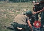 Immagine di Bell UH-1B Iroquois Huey elicottero airlifts feriti Saigon Vietnam Cu Chi, 1966, secondo 26 filmato di repertorio 65675060267