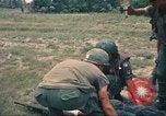 Immagine di Bell UH-1B Iroquois Huey elicottero airlifts feriti Saigon Vietnam Cu Chi, 1966, secondo 27 filmato di repertorio 65675060267
