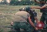 Immagine di Bell UH-1B Iroquois Huey elicottero airlifts feriti Saigon Vietnam Cu Chi, 1966, secondo 28 filmato di repertorio 65675060267