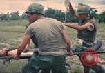 Immagine di Bell UH-1B Iroquois Huey elicottero airlifts feriti Saigon Vietnam Cu Chi, 1966, secondo 29 filmato di repertorio 65675060267