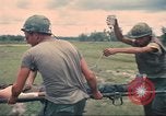 Immagine di Bell UH-1B Iroquois Huey elicottero airlifts feriti Saigon Vietnam Cu Chi, 1966, secondo 30 filmato di repertorio 65675060267