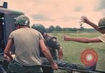 Immagine di Bell UH-1B Iroquois Huey elicottero airlifts feriti Saigon Vietnam Cu Chi, 1966, secondo 31 filmato di repertorio 65675060267
