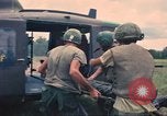 Immagine di Bell UH-1B Iroquois Huey elicottero airlifts feriti Saigon Vietnam Cu Chi, 1966, secondo 32 filmato di repertorio 65675060267