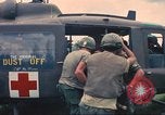 Immagine di Bell UH-1B Iroquois Huey elicottero airlifts feriti Saigon Vietnam Cu Chi, 1966, secondo 33 filmato di repertorio 65675060267