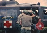 Immagine di Bell UH-1B Iroquois Huey elicottero airlifts feriti Saigon Vietnam Cu Chi, 1966, secondo 34 filmato di repertorio 65675060267