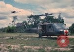 Immagine di Bell UH-1B Iroquois Huey elicottero airlifts feriti Saigon Vietnam Cu Chi, 1966, secondo 35 filmato di repertorio 65675060267