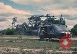 Immagine di Bell UH-1B Iroquois Huey elicottero airlifts feriti Saigon Vietnam Cu Chi, 1966, secondo 36 filmato di repertorio 65675060267