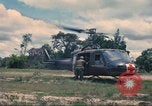 Immagine di Bell UH-1B Iroquois Huey elicottero airlifts feriti Saigon Vietnam Cu Chi, 1966, secondo 37 filmato di repertorio 65675060267