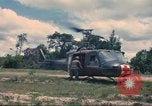 Immagine di Bell UH-1B Iroquois Huey elicottero airlifts feriti Saigon Vietnam Cu Chi, 1966, secondo 38 filmato di repertorio 65675060267