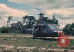 Immagine di Bell UH-1B Iroquois Huey elicottero airlifts feriti Saigon Vietnam Cu Chi, 1966, secondo 39 filmato di repertorio 65675060267
