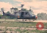 Immagine di Bell UH-1B Iroquois Huey elicottero airlifts feriti Saigon Vietnam Cu Chi, 1966, secondo 41 filmato di repertorio 65675060267