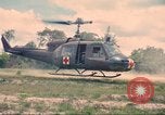 Immagine di Bell UH-1B Iroquois Huey elicottero airlifts feriti Saigon Vietnam Cu Chi, 1966, secondo 42 filmato di repertorio 65675060267