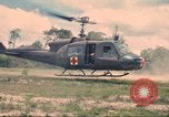Immagine di Bell UH-1B Iroquois Huey elicottero airlifts feriti Saigon Vietnam Cu Chi, 1966, secondo 43 filmato di repertorio 65675060267