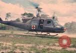 Immagine di Bell UH-1B Iroquois Huey elicottero airlifts feriti Saigon Vietnam Cu Chi, 1966, secondo 44 filmato di repertorio 65675060267