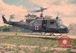 Immagine di Bell UH-1B Iroquois Huey elicottero airlifts feriti Saigon Vietnam Cu Chi, 1966, secondo 45 filmato di repertorio 65675060267