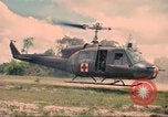 Immagine di Bell UH-1B Iroquois Huey elicottero airlifts feriti Saigon Vietnam Cu Chi, 1966, secondo 46 filmato di repertorio 65675060267