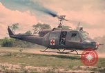 Immagine di Bell UH-1B Iroquois Huey elicottero airlifts feriti Saigon Vietnam Cu Chi, 1966, secondo 47 filmato di repertorio 65675060267