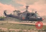 Immagine di Bell UH-1B Iroquois Huey elicottero airlifts feriti Saigon Vietnam Cu Chi, 1966, secondo 48 filmato di repertorio 65675060267