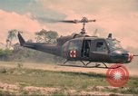 Immagine di Bell UH-1B Iroquois Huey elicottero airlifts feriti Saigon Vietnam Cu Chi, 1966, secondo 49 filmato di repertorio 65675060267