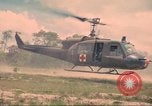 Immagine di Bell UH-1B Iroquois Huey elicottero airlifts feriti Saigon Vietnam Cu Chi, 1966, secondo 50 filmato di repertorio 65675060267