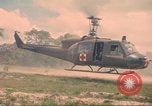 Immagine di Bell UH-1B Iroquois Huey elicottero airlifts feriti Saigon Vietnam Cu Chi, 1966, secondo 51 filmato di repertorio 65675060267