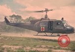Immagine di Bell UH-1B Iroquois Huey elicottero airlifts feriti Saigon Vietnam Cu Chi, 1966, secondo 52 filmato di repertorio 65675060267