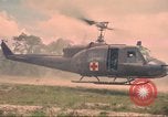 Immagine di Bell UH-1B Iroquois Huey elicottero airlifts feriti Saigon Vietnam Cu Chi, 1966, secondo 53 filmato di repertorio 65675060267