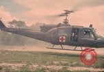 Immagine di Bell UH-1B Iroquois Huey elicottero airlifts feriti Saigon Vietnam Cu Chi, 1966, secondo 54 filmato di repertorio 65675060267