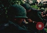 Immagine di Bell UH-1B Iroquois Huey elicottero airlifts feriti Saigon Vietnam Cu Chi, 1966, secondo 55 filmato di repertorio 65675060267